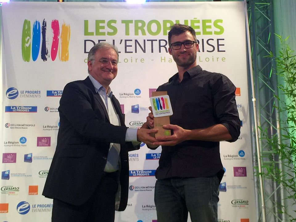 EntrepriseLoire's tweet photo. Le Trophée du E-Commerce, est remis par #Casino, à @incredibox_  sur scène Allan Durand, Gérant de So Far So Good. #TrophéeEntreprise42 https://t.co/F23ealWSTi