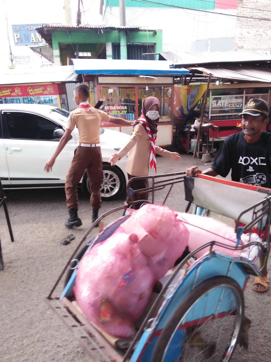 Syarahalfeoty's tweet photo. Tugas 😍
#pramukapeduli #pramukakeren #Mudik2017 #poskomudik #pospamanukan #flyoverpamanukan #pramukasubang #scoutforchange #dknasional https://t.co/uUFLzg2H9y