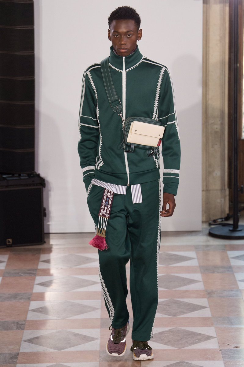 REDHAUSPR's tweet photo. Valentino Spring 2018 Menswear Collection | @MaisonValentino  @VogueRunway @voguemagazine | #spring18 #valentino #vogue https://t.co/y2CEZLkYgY