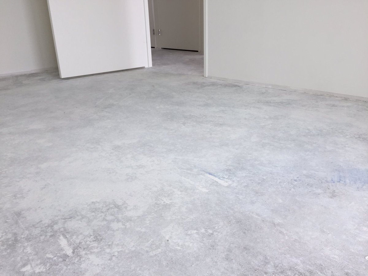 Voordat je de ZC dekvloer gaat egaliseren, eerst even schuren om de achtergebleven gipsgebonden stucresten te verwijderen. #hechting #UZIN🌳