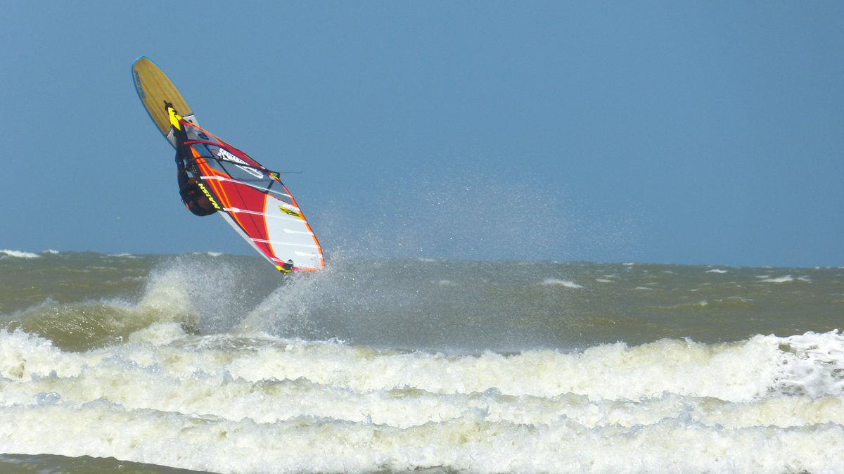 St3v13D's tweet photo. #surf #windsurfing #bredene #twinclub #sea #bredeneaanzee #sport #surfing #waves #fun #belgium #coast #beach #vacation #jump #fly #summer https://t.co/Wt1FkQYkPI