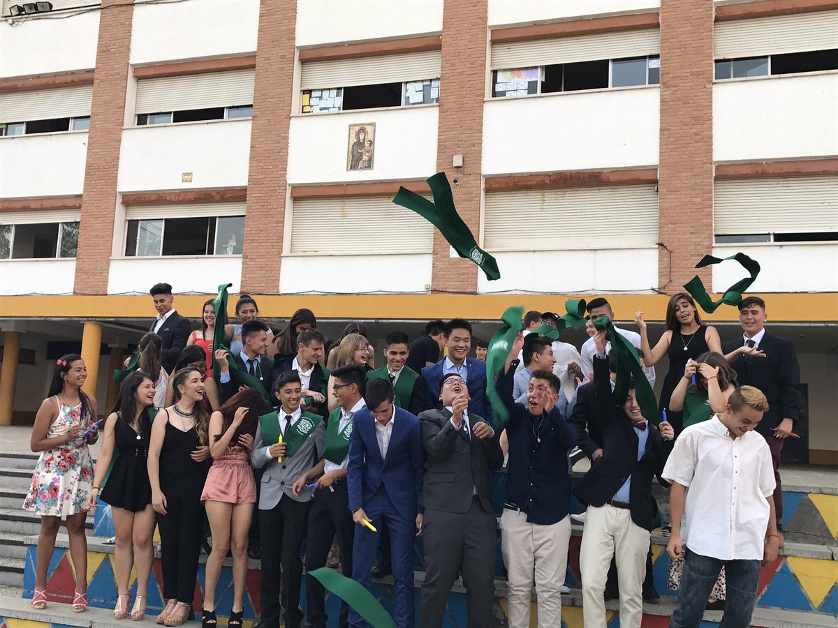 IrlandesasMad's tweet photo. Y por fin.... ¡GRADUADOS! 🎓#graduacionbvm17 Enhorabuena, chicos. ¡El futuro os espera! GRACIAS POR TANTO! #maryward #irlandesas #prom2001 https://t.co/TuDr6zdTRb