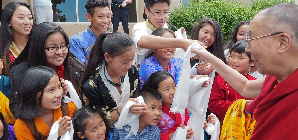 I admire devotion of these young #Tibetan #Americans welcoming HH #DalaiLama to #Minnesota June 21 ༧གོང་ས་མཆོག dalailama.com