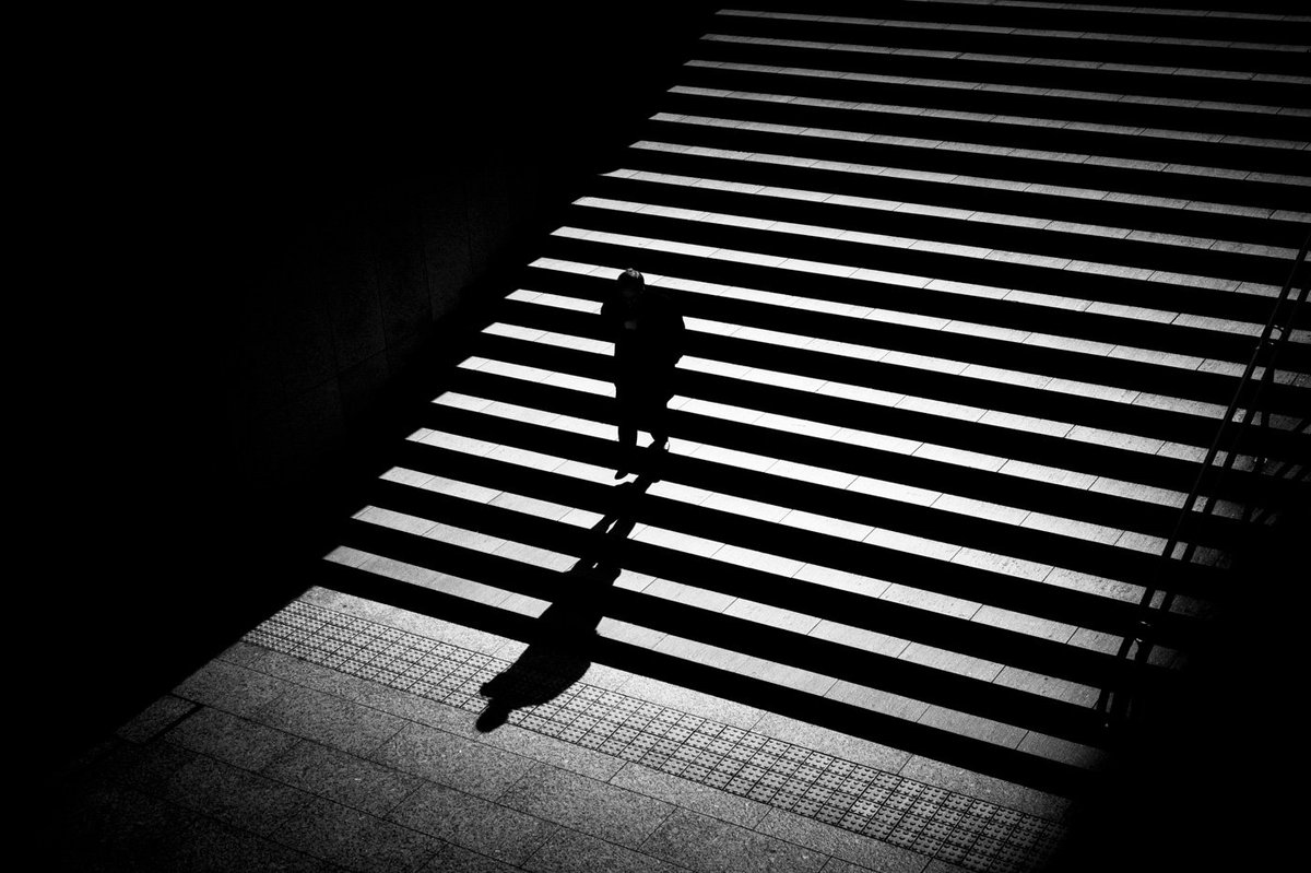 Картинки теней. Junichi Hakoyama. В тени человека. Тени в фотографии. Черные тени.