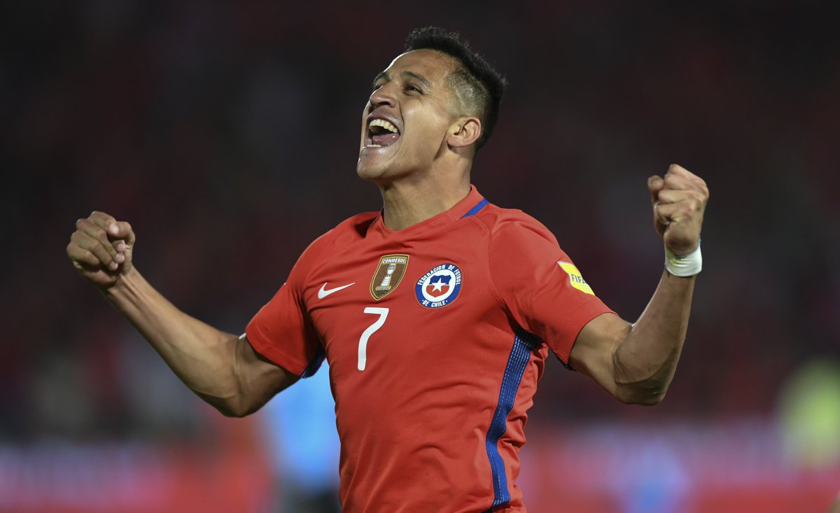 Arsenal's tweet photo. He's just become @LaRoja's record scorer - now we'd like your congratulations messages for @Alexis_Sanchez 

Use #FelicitacionesAlexis 🇨🇱 https://t.co/RIRKBSpNoI