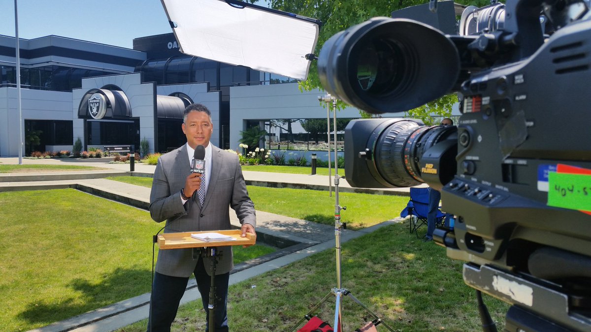 wyche89's tweet photo. Coming up my reports from Alameda on Raiders QB @derekcarrqb and his mega deal @NFLNetwork @NFLTotalAccess https://t.co/oLBwSEnbyO