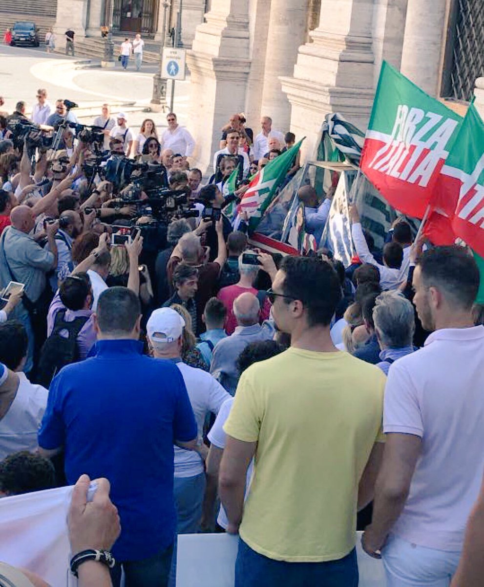 tripodimaria's tweet photo. I #Romani invadono #Campidoglio #VirgiDimettiti! #UnAnnoDiNulla #DisastroA5Stelle! @AngieCalabria @fig_roma @gasparripdl @Adriano_Palozzi https://t.co/bXHhYOWo9E