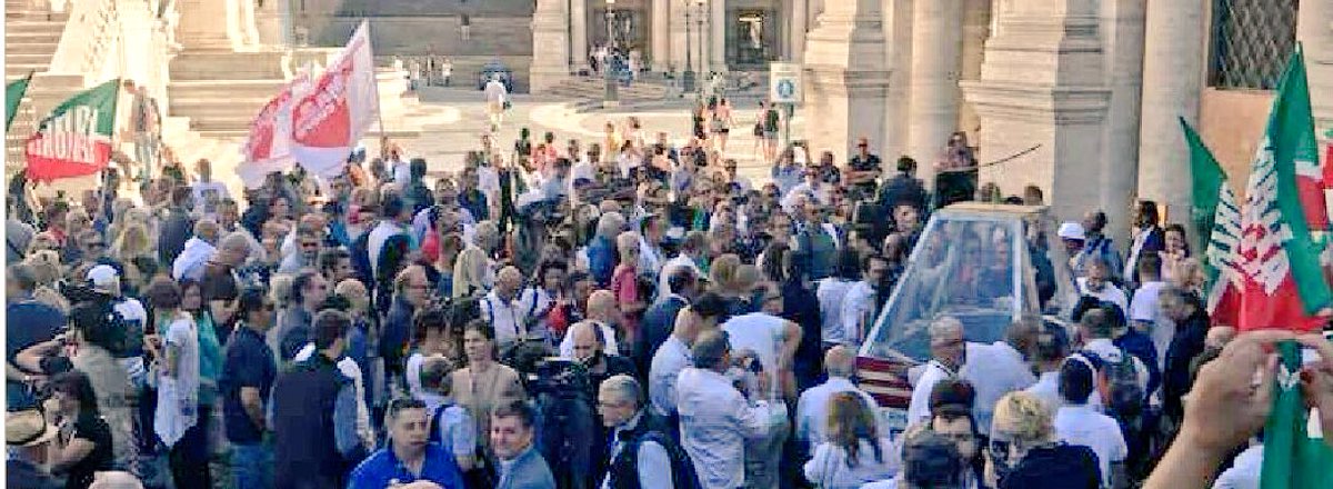 tripodimaria's tweet photo. I #Romani invadono #Campidoglio #VirgiDimettiti! #UnAnnoDiNulla #DisastroA5Stelle! @AngieCalabria @fig_roma @gasparripdl @Adriano_Palozzi https://t.co/bXHhYOWo9E
