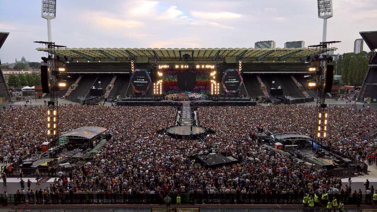 BenoitVassart's tweet photo. Not yet...waiting for kick off #coldplay #brussels https://t.co/yZdEXIuws2