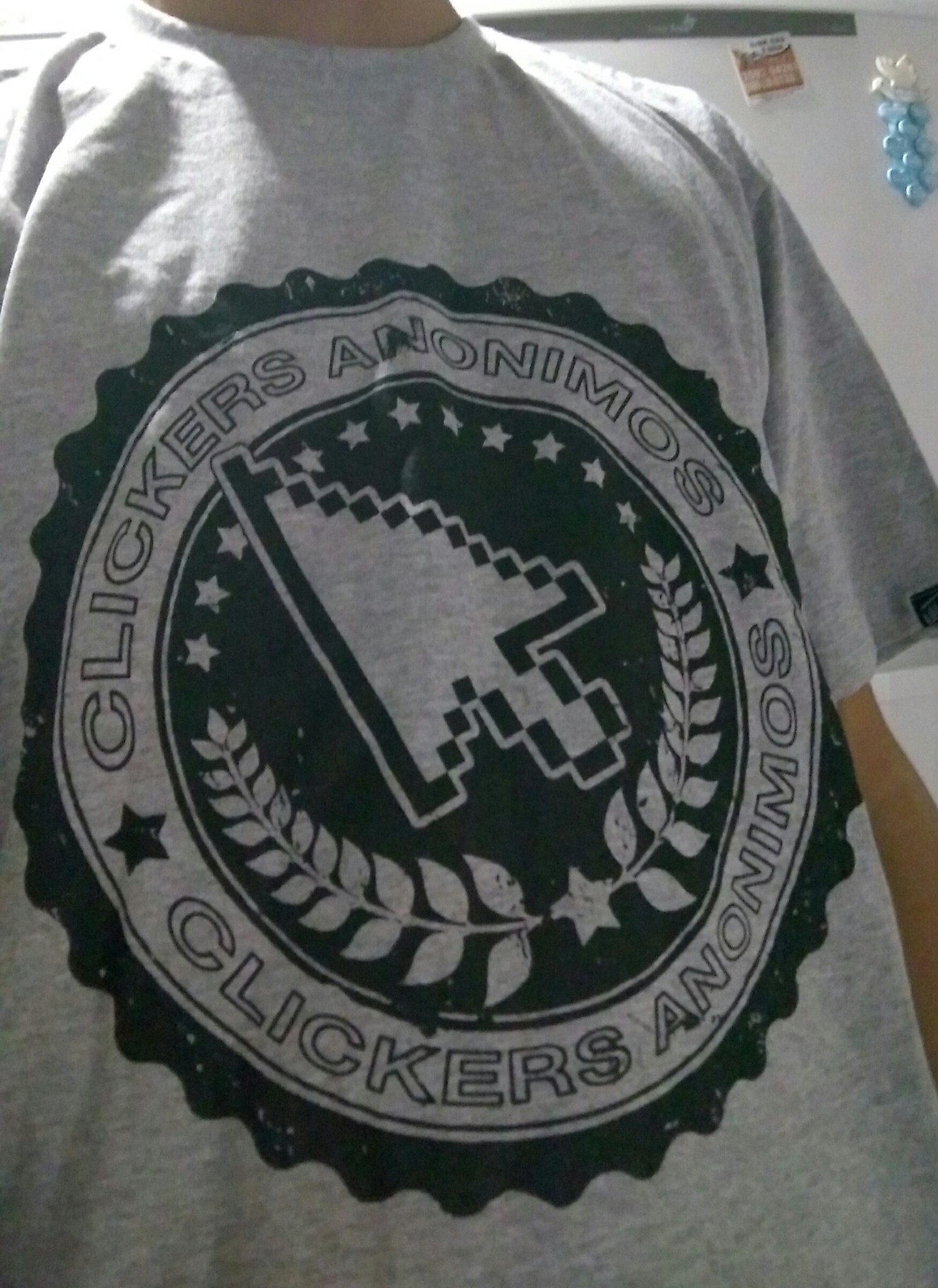 Sabonete01 on X: @feeeelps Boa tarde, Já faz 1 mês que estou na associação Clickers  anônimos e como prêmio pela minha iniciativa, me deram essa camiseta <3.   / X