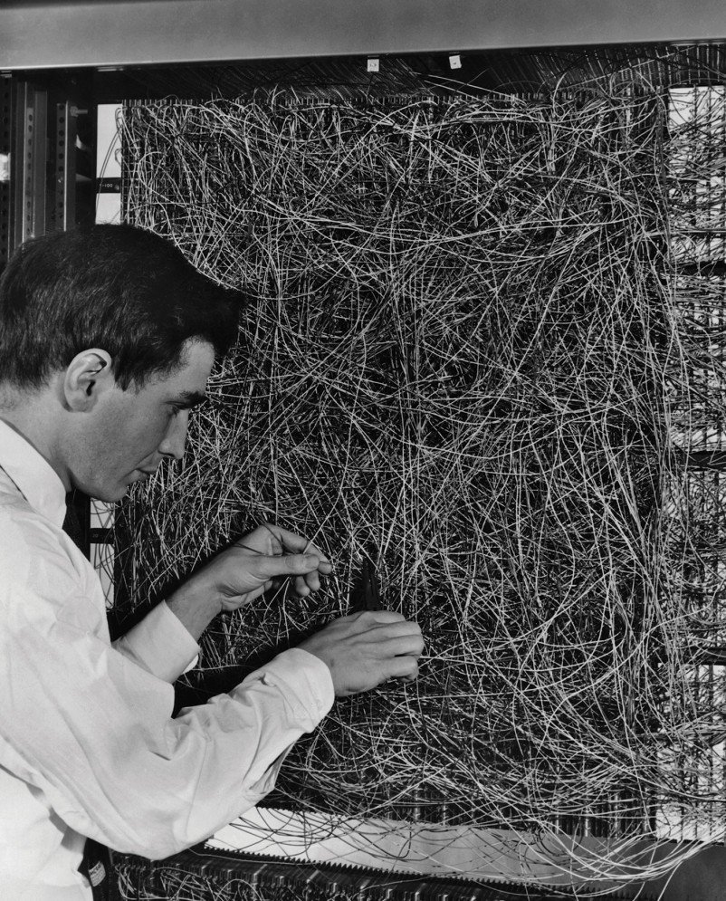 encrypt256's tweet image. An early artificial neural network, at the Cornell Aeronautical Laboratory in Buffalo, NY, 1960, processed inputs from light sensors. #AI