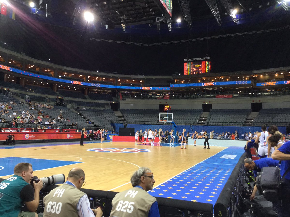 FRABasketball's tweet image. #FRASVK Les Bleues 🇫🇷 sont en tête à la mi-temps face à la Slovaquie : 39-24. #EuroBasketWomen 2017