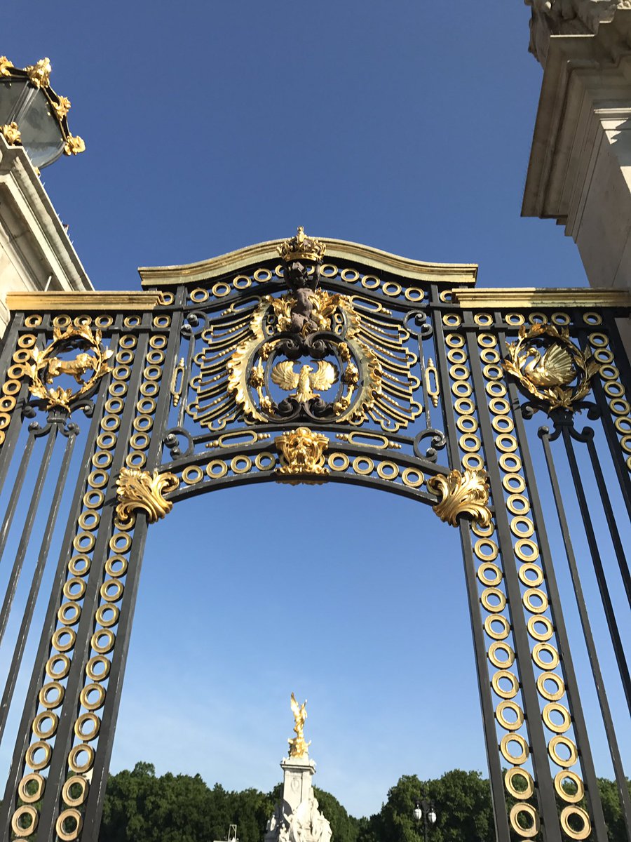 consultholmes_'s tweet photo. London for the Queens birthday. I was not there to celebrate, I was on a case. https://t.co/7YLU8USumJ