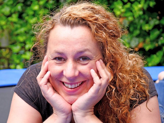 Cabaretière Hella de Boer: 'Uit woorden in mijn hoofd rolt als vanzelf een grap' ad.nl/amersfoort/uit…