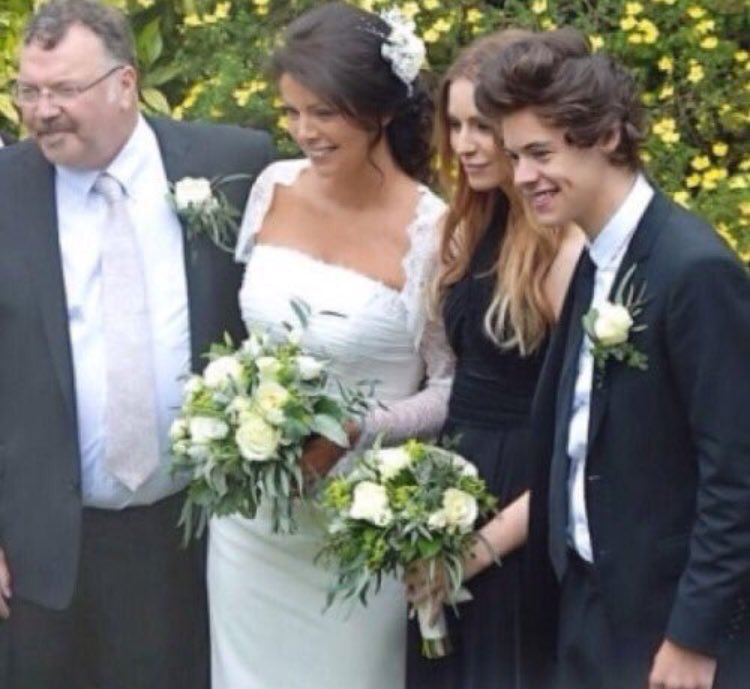 ot5throwback's tweet photo. Anne and robin's wedding 💔 https://t.co/AYo8ET9pWn