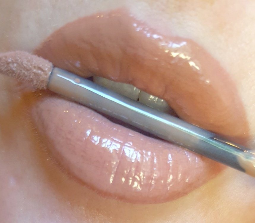 OTBCosmetics's tweet photo. POSH is our traditional #nudelipgloss for the #Summer Infused with #jojobaoil this #lippy will keep ur #lios #moisturized and #nonsticky https://t.co/FDBvom7xQB