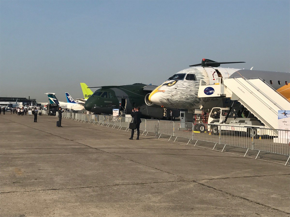 OliverWyman's tweet photo. Planes on parade @salondubourget https://t.co/DoEyiRAUPq #PAS17 #OWAviation https://t.co/rxbHuIOwA8