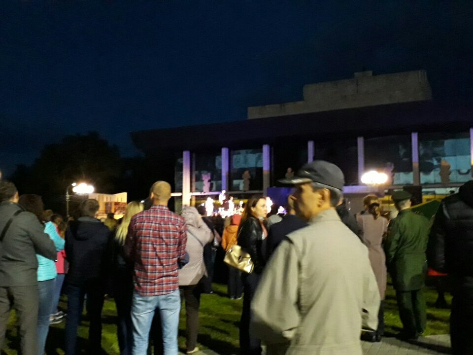 Сейчас на Театральной площади проходит спектакль "Молодая гвардия".