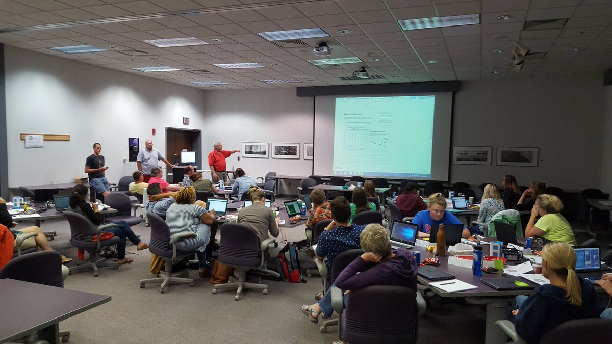 ITEACH2U2's tweet photo. App Smackdown, Kenan style @kenanfellows #17KFPD https://t.co/6igrxj5CYC