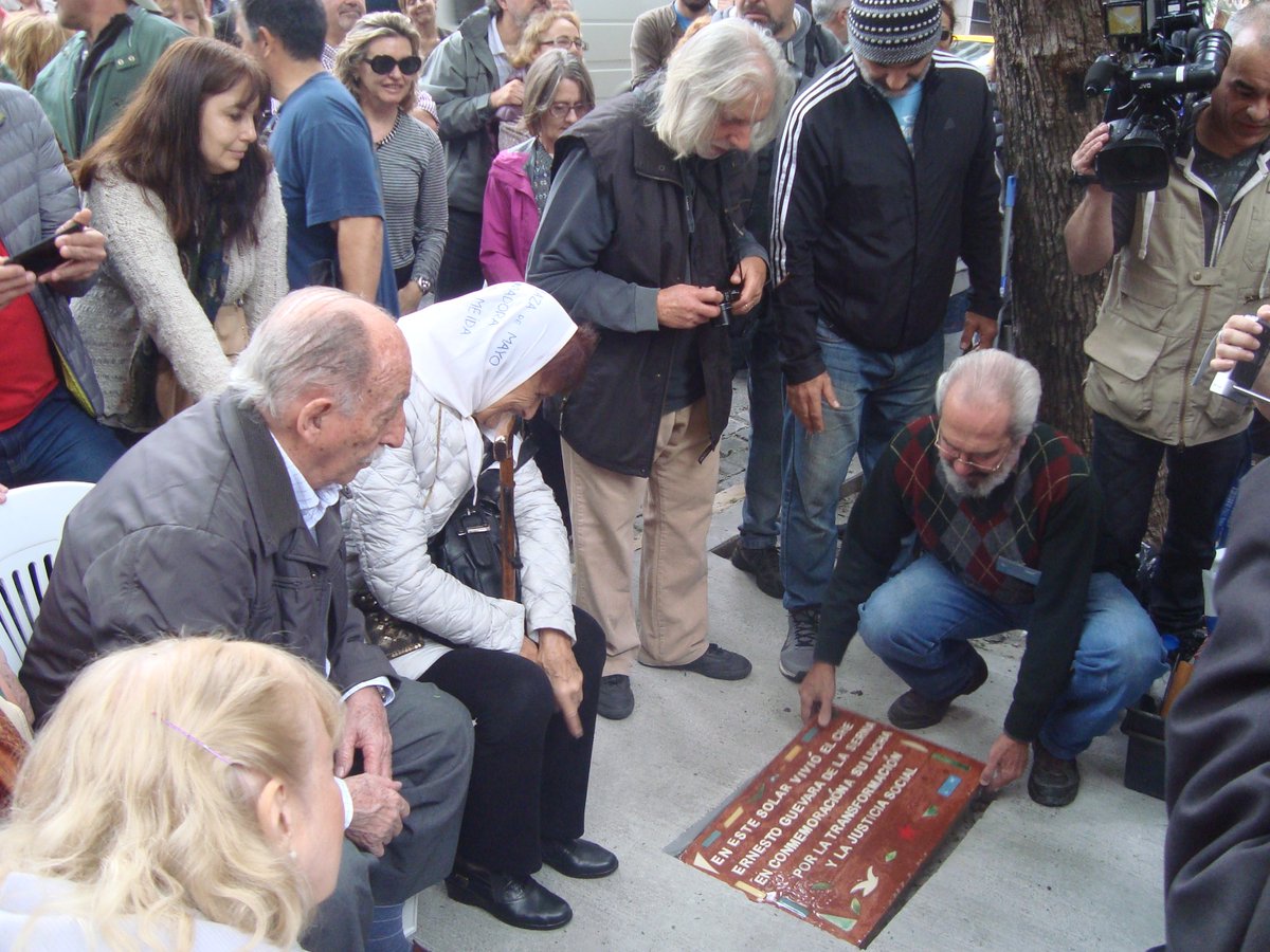 Aktuell im Tageblatt: Bodenplatte zu Ehren von #CheGuevara in #BuenosAires eingeweiht.
Von <a href="/MarcusChr73/">Marcus Christoph</a>