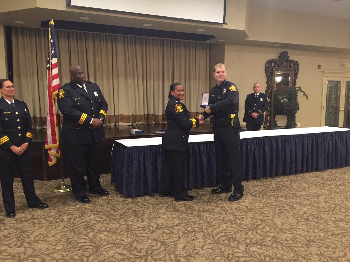 PortsmouthPD's tweet photo. The Portsmouth Police Department's Officer of the Year 2016 is awarded to Officer Alan Thompson. #PPDHeroes https://t.co/6CjEPvCl0o