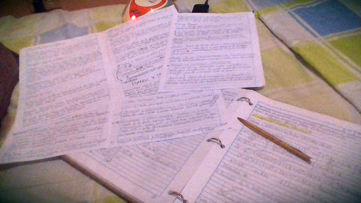 josebanco27's tweet photo. Vuelto loco con todos los examenes para mañana 🤪😩😬#Geologia #Fisica 
#ModoEstudioOn 🤓🤓 https://t.co/ho1nvsaJbG