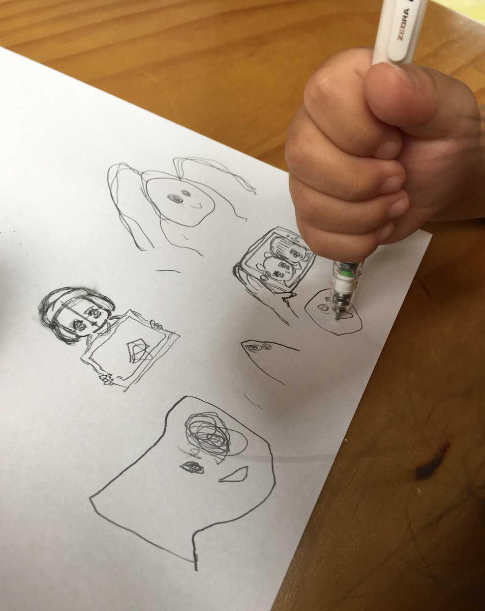 机の上に私の絵が置いてあると必ず描き足してくれる 