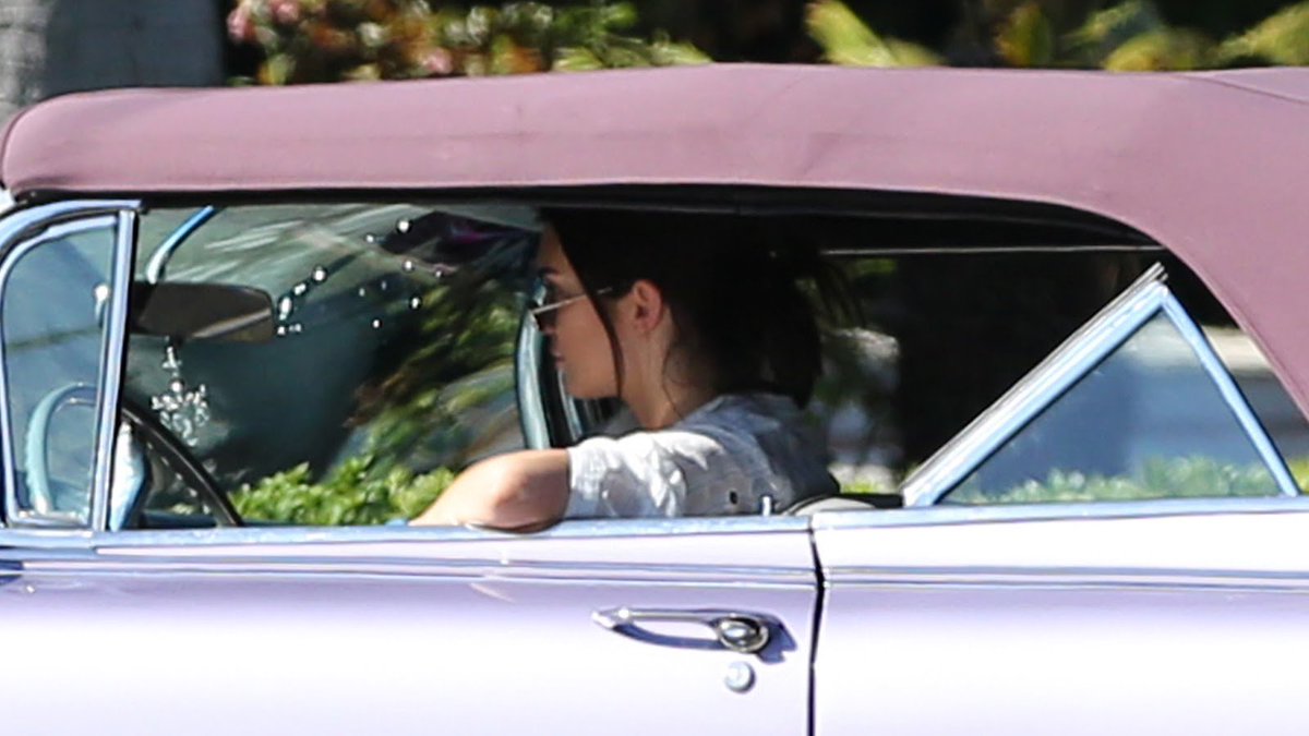 Os_Messiah's tweet photo. Kendall Jenner foi vista em um conversível clássico de cor lilás em Los Angeles – 17/06/2017 x14... https://t.co/itlvi93L3L https://t.co/CivqCJCVrm