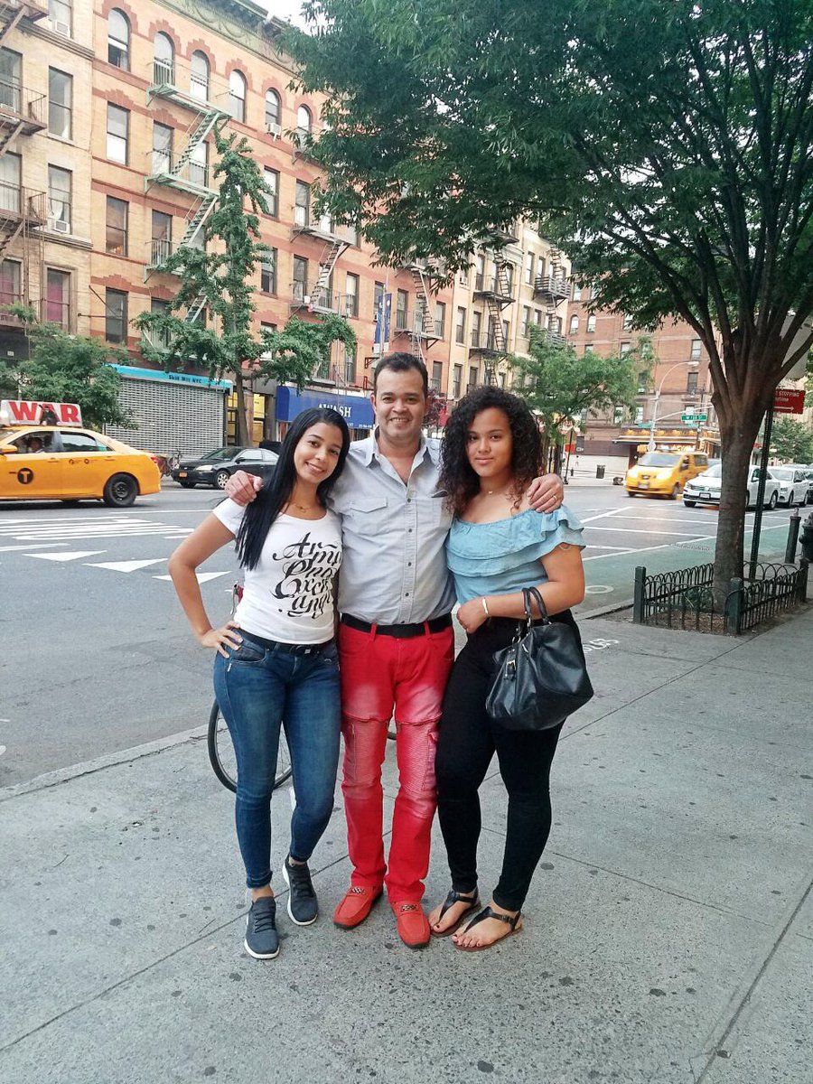 AlexBuenoRD's tweet photo. Con mis hijas hermosas Scarlett &amp; Kimberly! https://t.co/ZSeAGImaCN