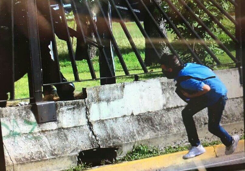 hcapriles's tweet photo. A quemarropa!Cumplen tus órdenes al pie de la letra @NicolasMaduro Y hoy le dijo a la prensa int que sus esbirros usan agua y lacrimógena! https://t.co/WdK0F3XFNu