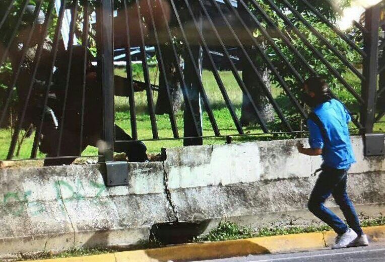 hcapriles's tweet photo. A quemarropa!Cumplen tus órdenes al pie de la letra @NicolasMaduro Y hoy le dijo a la prensa int que sus esbirros usan agua y lacrimógena! https://t.co/WdK0F3XFNu