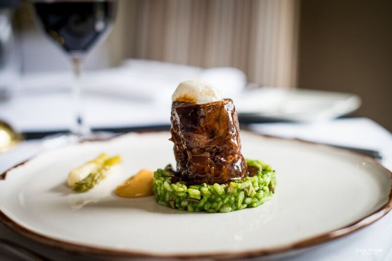 jfkeane79's tweet photo. 12 hr feather blade of @castlemine beef, risotto of @MayoEscargot and parsley, roast garlic, our own scallions @TheLodgeAshford https://t.co/jo9aemw7cG