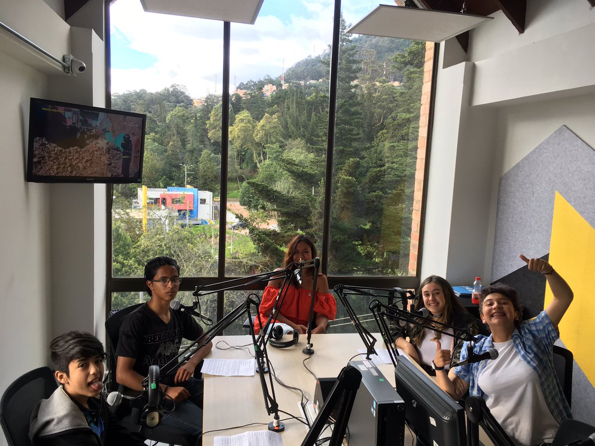 InfanciasConVoz's tweet photo. #ViolenciaDeGenero en @InfanciasConVoz con @NinasSinMiedo como invitados especiales escuchamos por @dcRadioBogota https://t.co/ZgUKB3XjYh https://t.co/FbyHCTMYWj