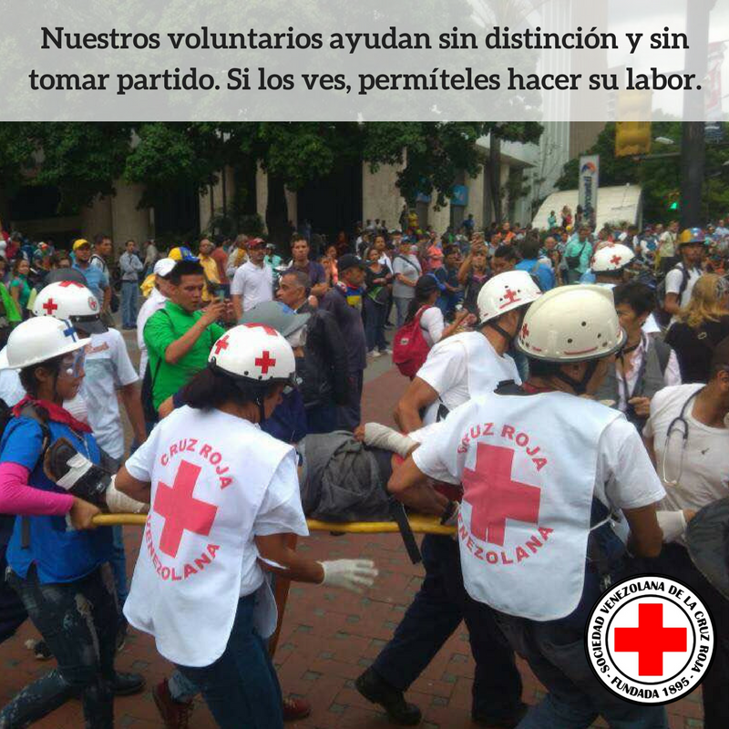 CruzRojaVe's tweet photo. Nuestros voluntarios ayudan sin distinción y sin tomar partido. Si los ves permíteles hacer su labor. #CruzRojaVenezolana https://t.co/aYafzmNgj0