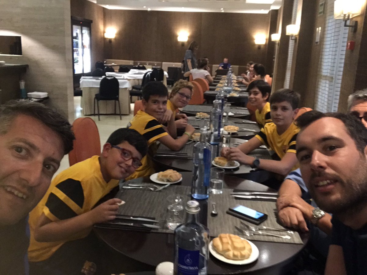 sitog8's tweet photo. Cena y en breve a dormir que mañana empezamos #CEAM17 @FCBVolei @fcbamateurs https://t.co/d66nuKZcf8