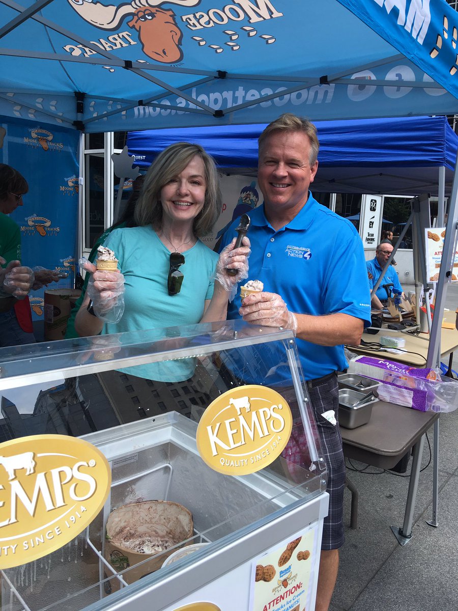 ProjectBundleUp's tweet image. Our favorite meteorologist &amp;amp; Project Bundle-Up chair @MikeHarveyWTAE &amp;amp; WTAE Chronical Host @SWigginWTAE scooping Froyo!