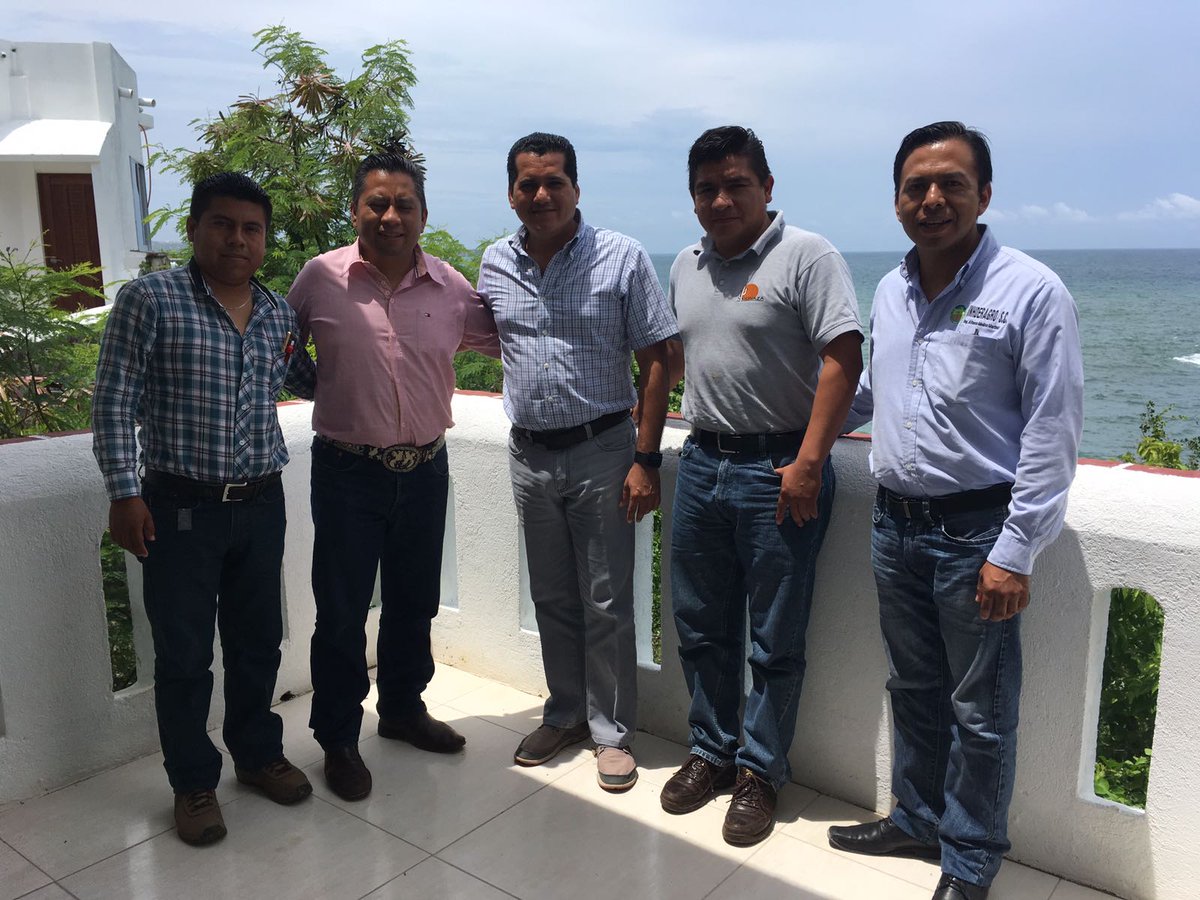 LaloRojas2016's tweet photo. Sumando esfuerzos con #PRODEZA y #CONAZA en apoyo a ganaderos y mieleros de la región de la #Costa. #PuertoEscondido https://t.co/MpzIvf5iuv