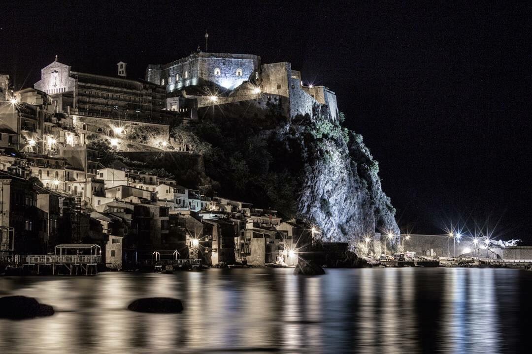 Splendido scenario...il Castello Ruffo di #Scilla immerso nelle luci notturne!
#Calabria affascinante, #CostaViola.
Foto di @nicolorso.