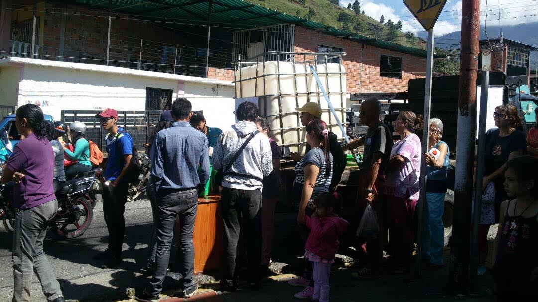 Meridapula's tweet image. Frente DECODEMER vendió más de 1500 litros de leche durante plantón en Los Curos. apulaprensaonline.blogspot.com