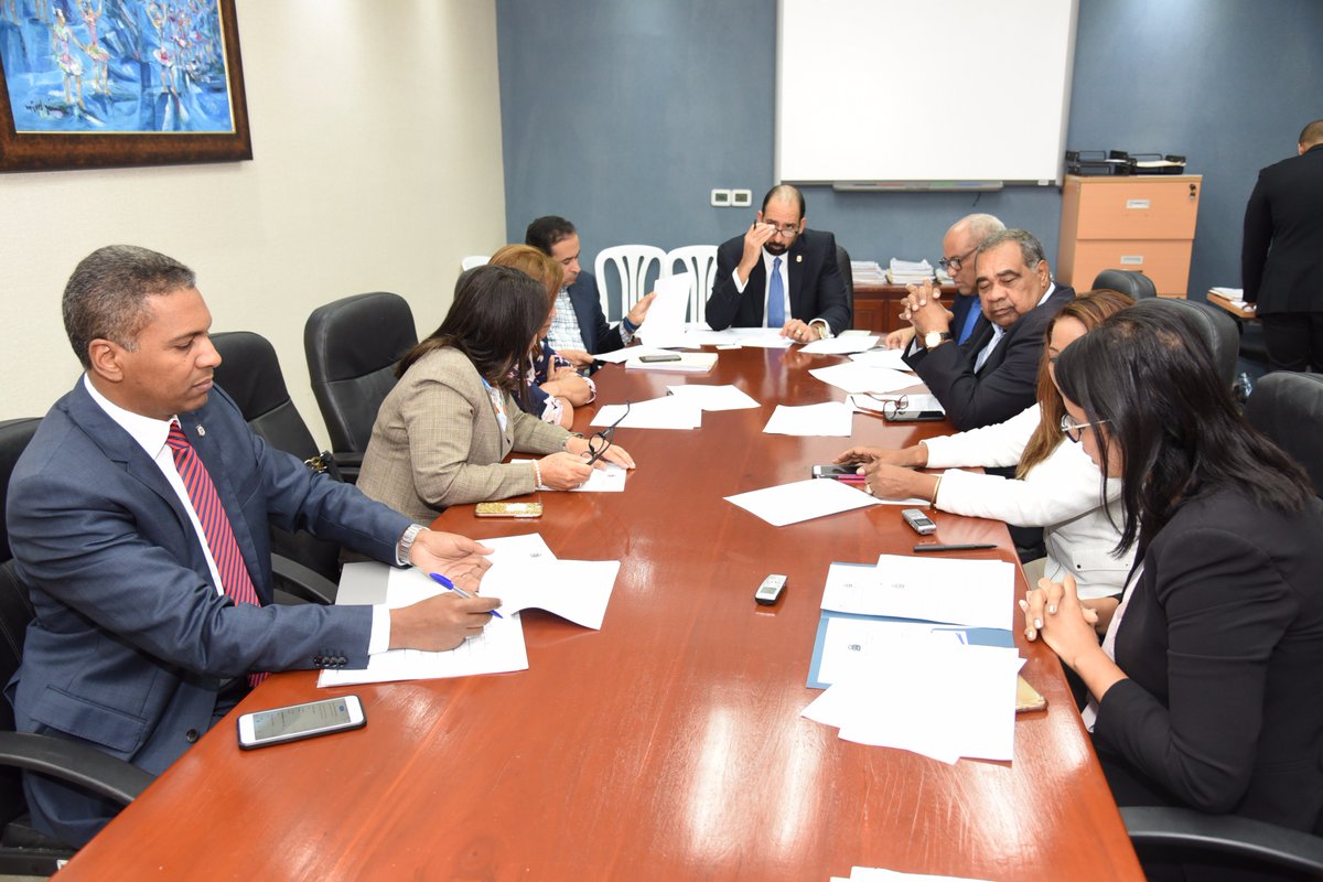 DiputadosRD's tweet photo. La Comisión de Justicia, presidida por Henry Merán, escuchó opinión de la Procuraduría sobre proyecto para crear un registro de deportados. https://t.co/8l6P4KfUxx