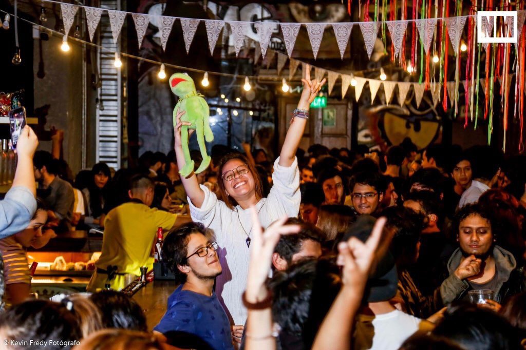 MarieCherryPop's tweet photo. Qué paja este Bar de indie/rock 😮 ¿ya fueron a #NevermindBar? Abren todos los viernes en Miraflowers!! 🤘🏽🔥más info en @NevermindPeru 🙂 https://t.co/Bm8NIzHFe5