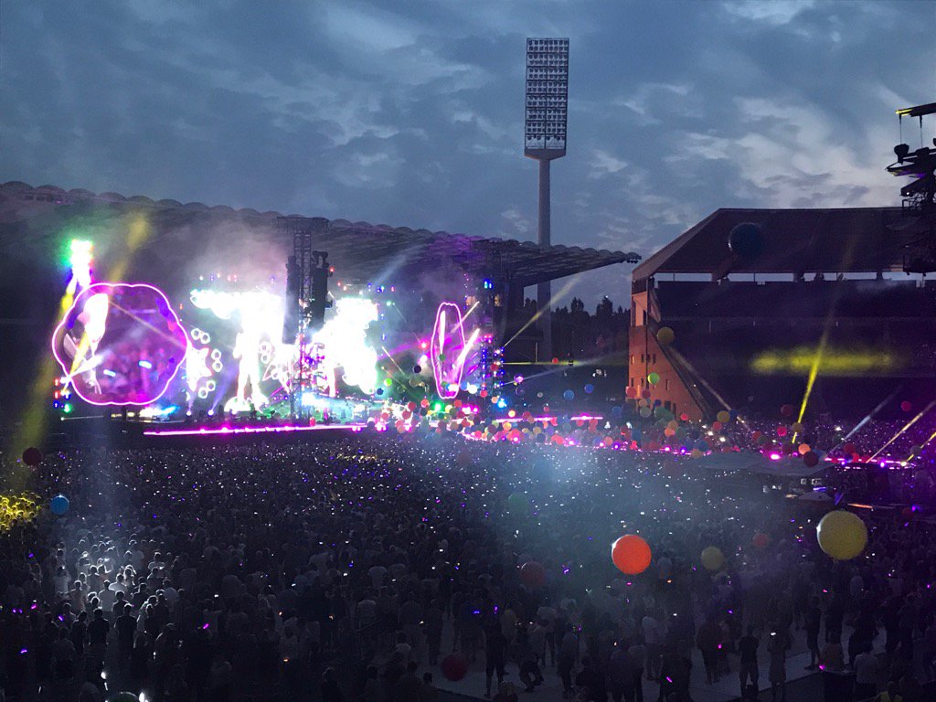 Majasa72's tweet photo. 🎈#ColdplayBrussels .. call it magic 🎈 https://t.co/K1s8H0ffH3