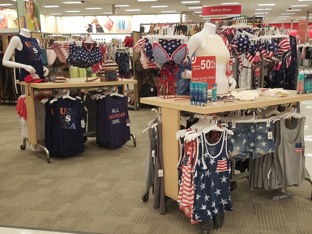 GabrielaRios23's tweet photo. #1168 is Rocking red white & blue 🇺🇸
#drivesales
#vmldiaries @KylieatTarget @ZackPapes89 @andrenina_ @ncraynon @Tim_Heit https://t.co/b4iwEFf6If
