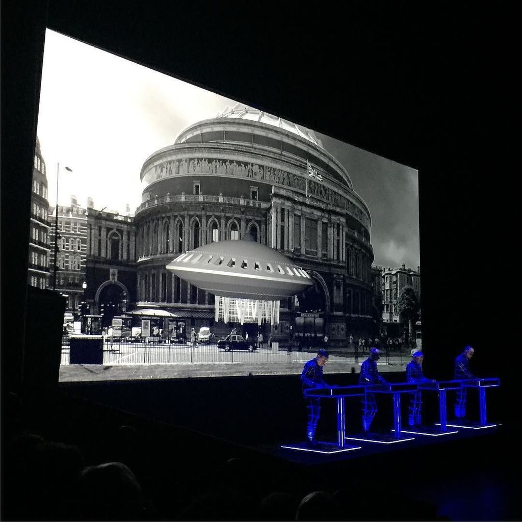 vollauschek's tweet image. #kraftwerk #computerwelt #computerworld #3d #royalalberthall #rah #london #koeniglichealberthalle 8) #robots #spandex