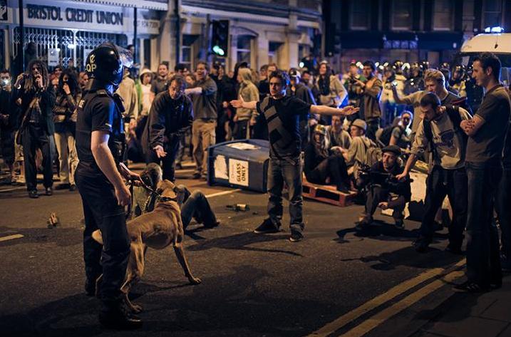PConResponse's tweet image. During the Bristol riots, just 4 dogs were able to stop a mob of 100+ people. #DontDitchTheDogs