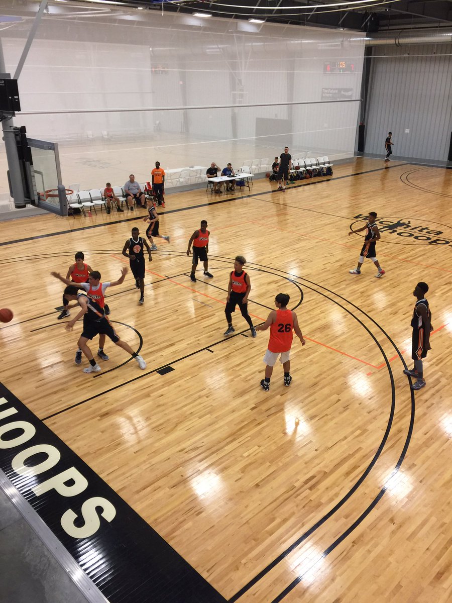 Wichitahoops's tweet photo. Week 5 of the Summer 2017 @ICTHoopsLeague is underway! #DevelopTheFuture #ChaseForThe🏆 https://t.co/MzPblFBbQ9