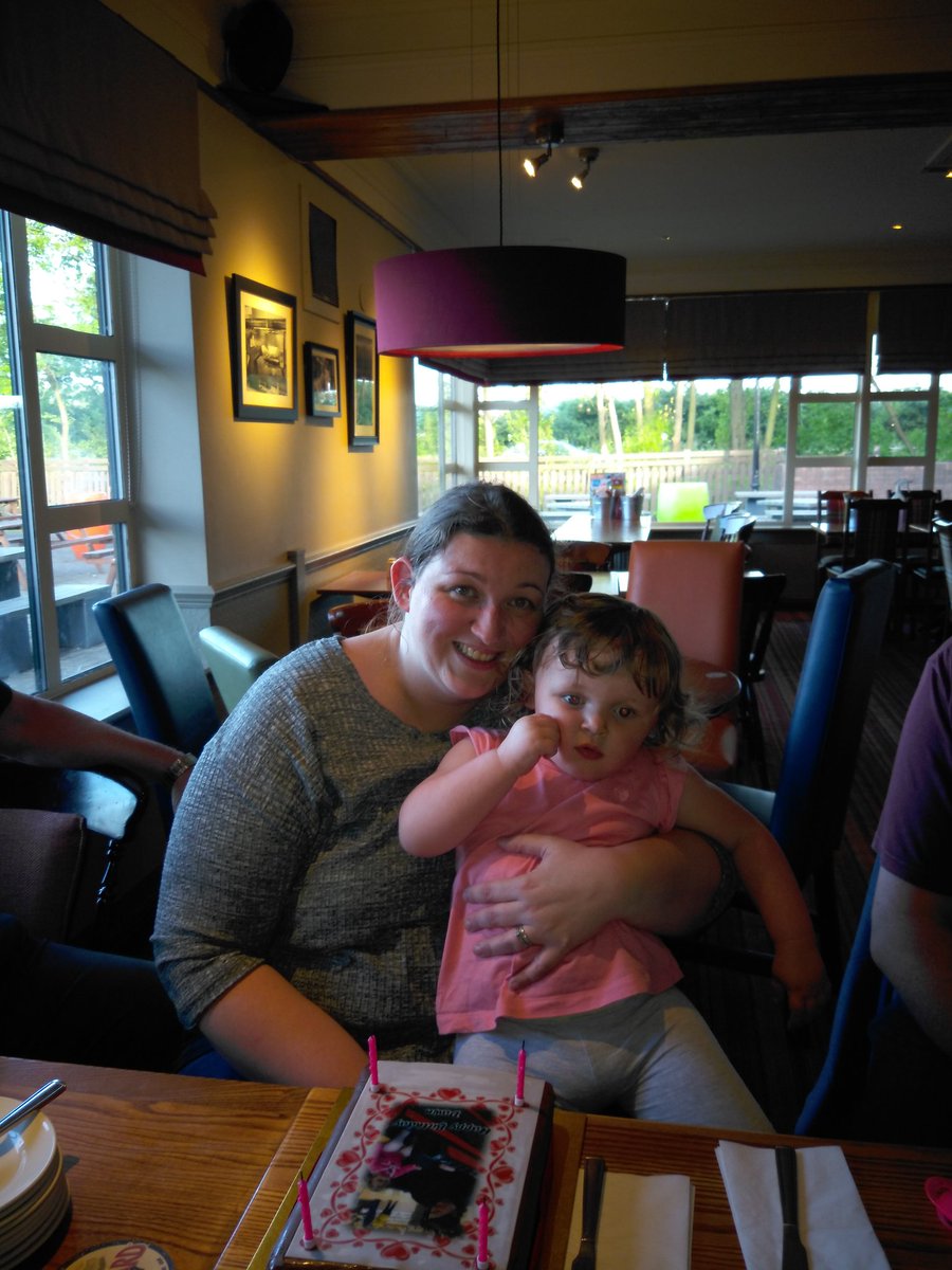 louisecoates95's tweet photo. Dawn celebrating her birthday was a pleasure to serve her @JNicholson82 @paul27pearson @WeAreSUGM https://t.co/KsiPTW28fc