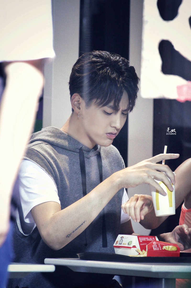 So_Jiseon's tweet photo. น่ารักๆๆเต็มไปหมดเลยฝานฝานตัวโน้ยๆ ฮื่อ~ 🍟🍟 #Wuyifan #KrisWu https://t.co/tjUrH6iZvN
