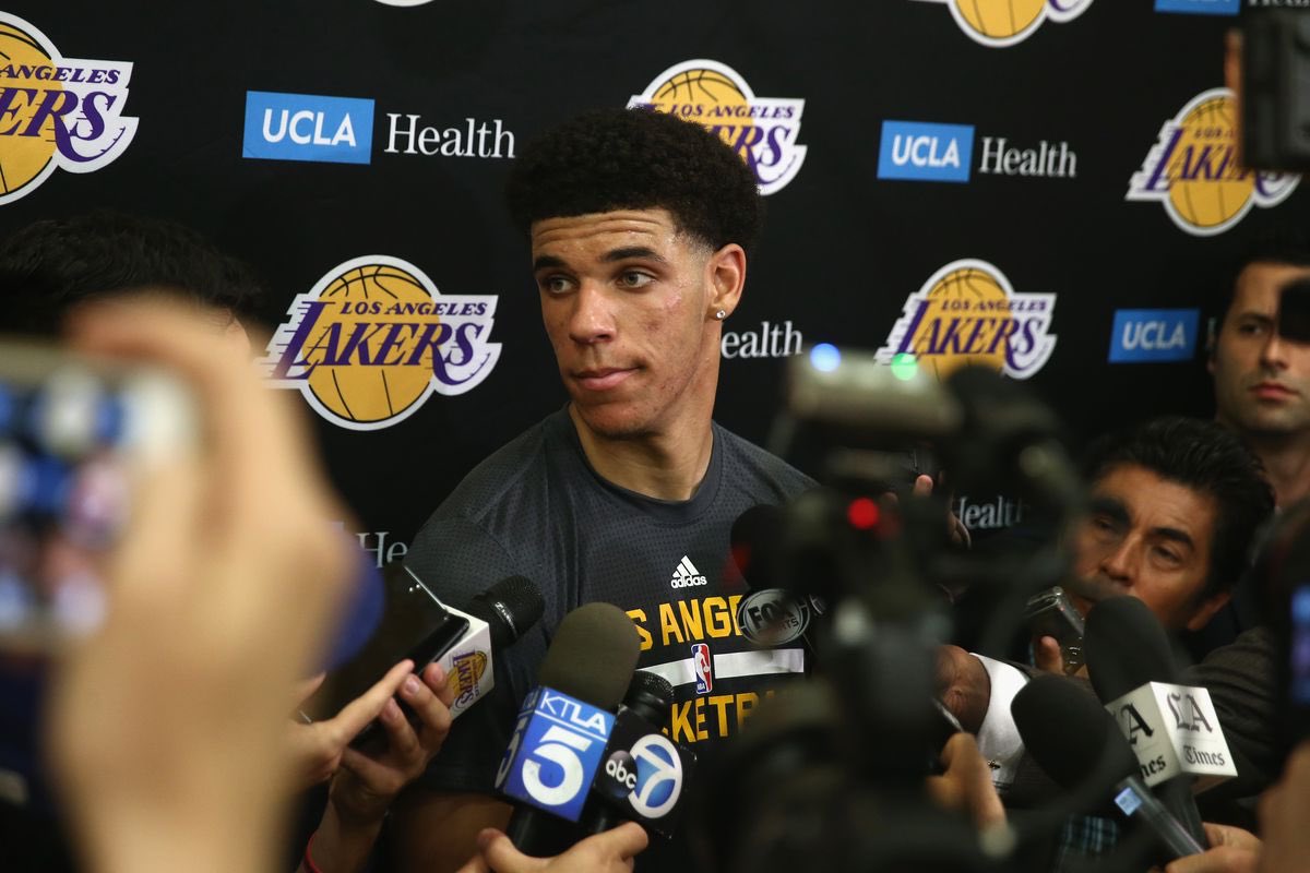 SSN_UCLA_Nation's tweet photo. Chino Hills ---> UCLA ---> Lakers. Congrats, Zo! We're beyond proud of you! #GoBruins #GoLakers #LakeShow #NBADraft https://t.co/2ll7iaI0Ak