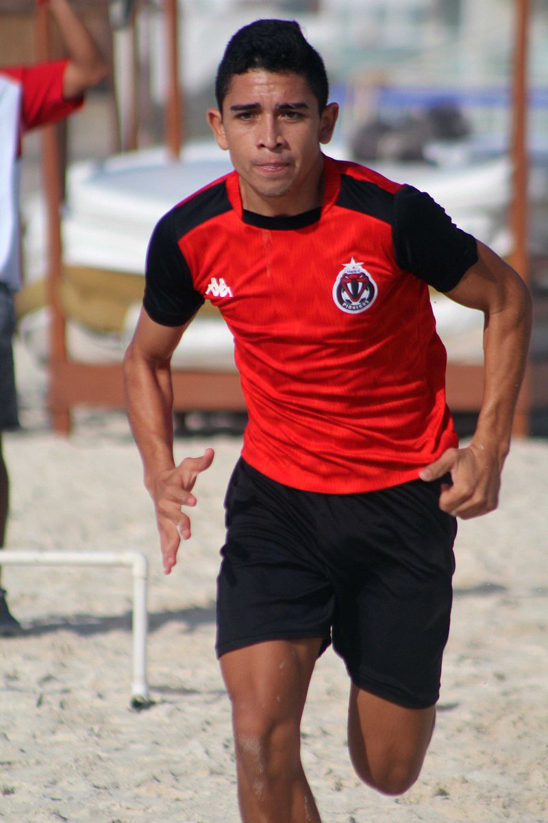 PionerosFC's tweet photo. Nuestros #Pionerosfc continúan con entrenamientos específicos de fuerza en las playas de Cancún durante su #Pretemporada!!! #SomosPioneros https://t.co/oMrF7AyYdz